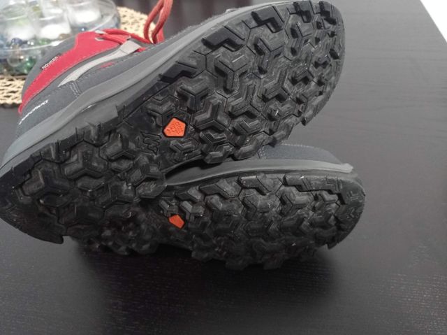 Botas unisex número 36 (no vienen grande)