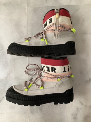 Botas nieve Zara kids de segunda mano por 15 EUR en Alicante en WALLAPOP