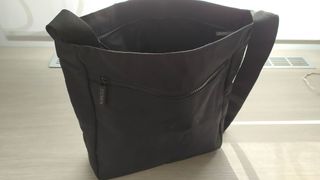 Bandolera 212men, bolso negro Carolina Herrera de segunda mano por 10 EUR  en Burgos en WALLAPOP
