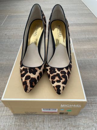 Zapatos de tacón Michael Kors animal print de segunda mano por 20 EUR en  Madrid en WALLAPOP