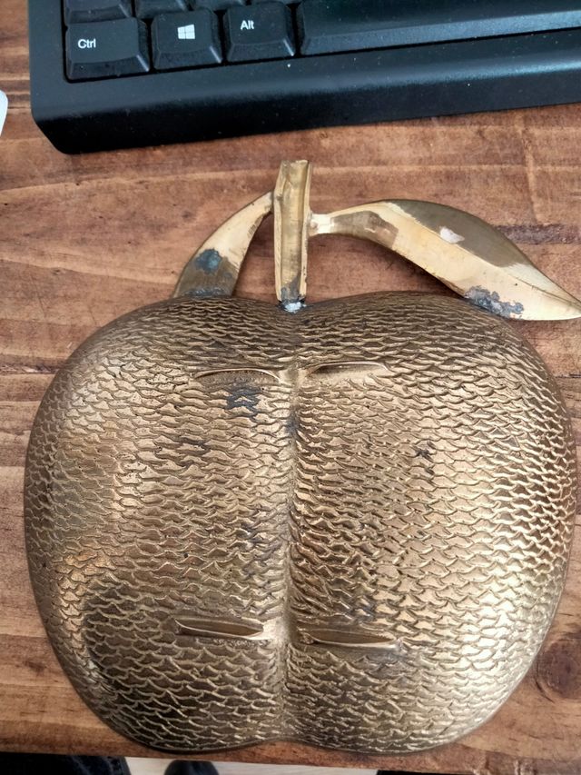 cenicero antiguo de latón, manzana