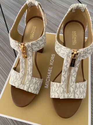 Sandalia Michael Kors original SOLO ESTE PAR de segunda mano por 70 EUR en  Las Rozas de Madrid en WALLAPOP