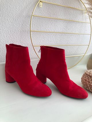 Botines rojos de Bershka de segunda mano por 9 EUR en Vigo en WALLAPOP