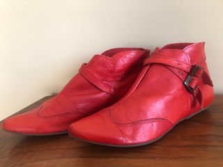 Precioso botín plano rojos piel T.36 de segunda mano por 6 EUR en Sevilla  en WALLAPOP