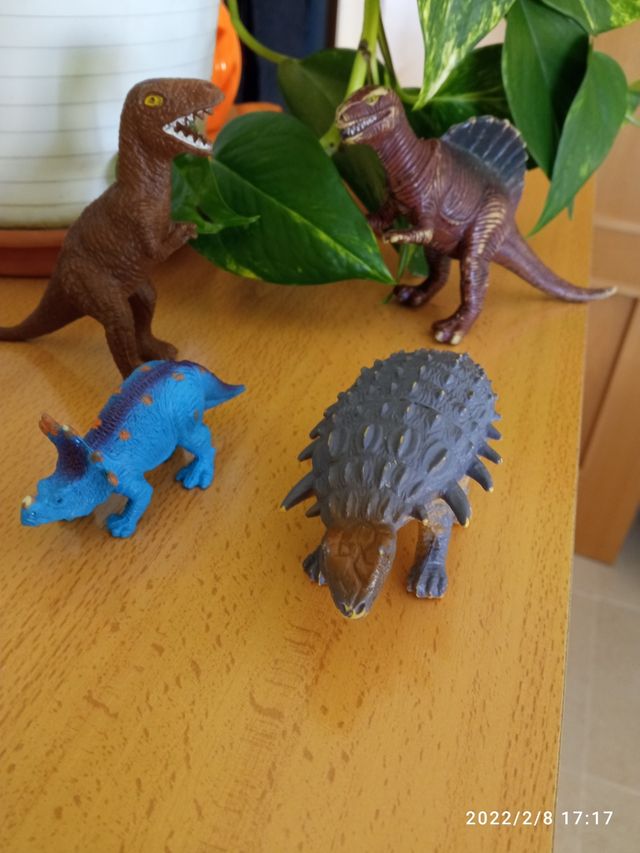 LOTE de 4 mini dinosaurios