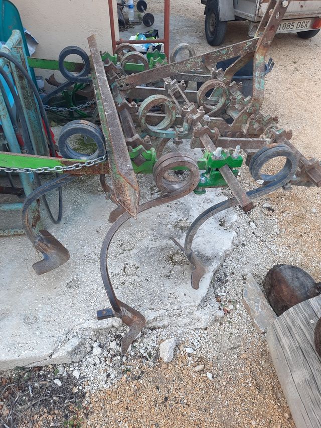 Arado nueve brazos y fumigadora 300 litros