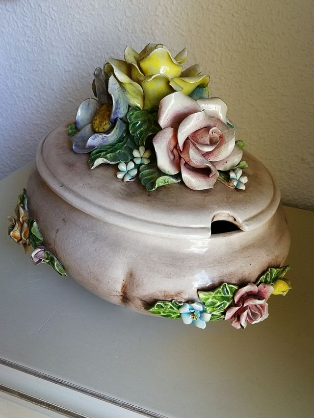 Caja o centro de mesa de Capodimonti