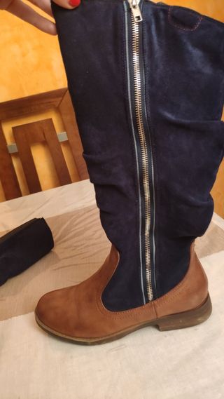 Botas altas planas . Semi nuevas de segunda mano por 13,9 EUR en Salamanca  en WALLAPOP