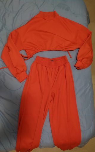 Conjunto chandal naranja 2 piezas de segunda mano por 15 EUR en Algeciras  en WALLAPOP