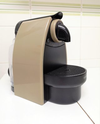 Cafetera Nespresso krups essenza de segunda mano por 40 EUR en Alicante en  WALLAPOP
