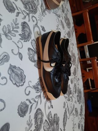 ZAPATILLAS NIKE NÚMERO 41 ..30 EUROS de segunda mano por 30 EUR en  Madrid en WALLAPOP