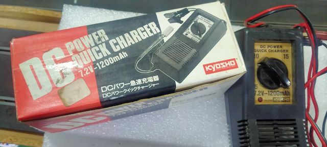 Cargador de baterías portatil Kyosho 