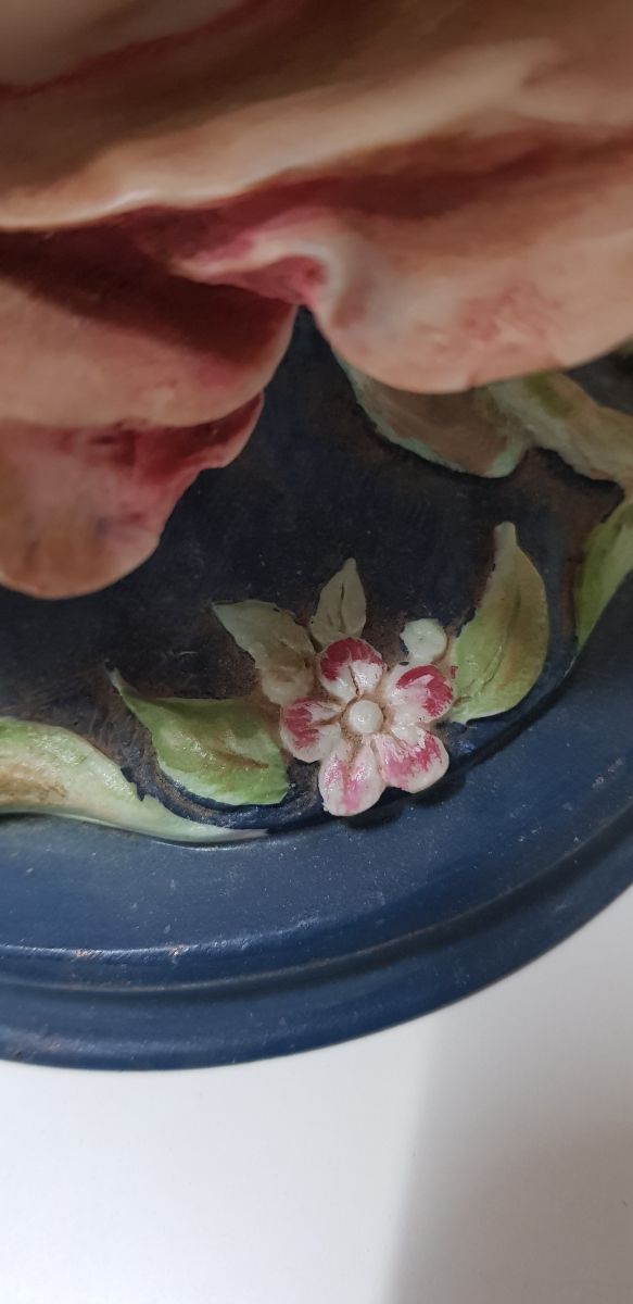 Lámpara de mesa decorada con figuras