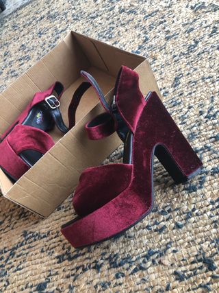 Sandalias granates terciopelo talla 38 de segunda mano por 60 EUR en  Cambrils en WALLAPOP