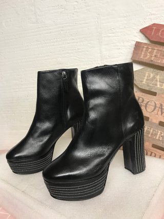 BOTIN PIEL NEGRA de SCHUTZ LUJO talla 38