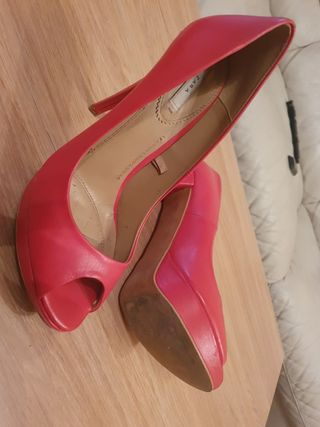 Zapatos rojos Zara de segunda mano por 12 EUR en Parla en WALLAPOP