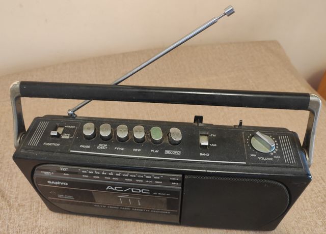 Radio cassette SANYO a pilas y corriente