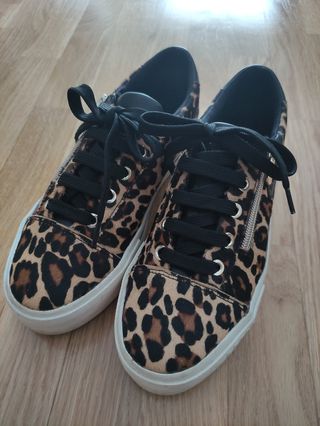 Zapatillas plataforma animal print Stradivarius de segunda mano por 15 EUR  en Badajoz en WALLAPOP
