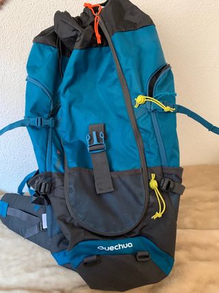 Mochila de viaje Quechua de segunda mano por 50 EUR en Madrid en WALLAPOP