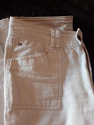 Pantalon de pana Tommy Hilfiger de segunda mano por 14 EUR en Valencia en  WALLAPOP