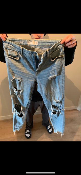 PANTALONES VAQUEROS CON MÁS ROTO MUJER BERSHKA de segunda mano por 15 EUR  en Parla en WALLAPOP