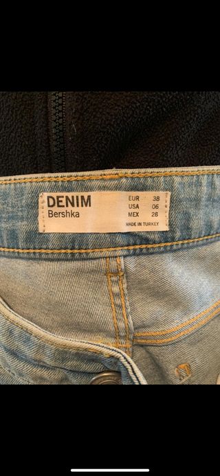 PANTALONES VAQUEROS CON MÁS ROTO MUJER BERSHKA de segunda mano por 15 EUR  en Parla en WALLAPOP