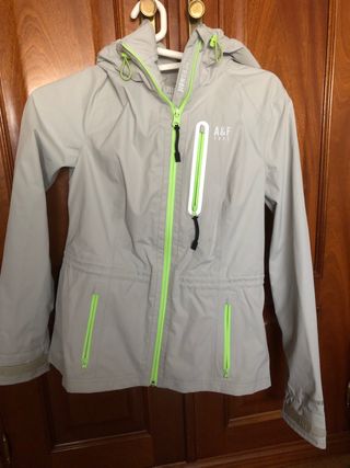 Abrigo, chaqueta Abercrombie mujer de segunda mano por 45 EUR en Madrid en  WALLAPOP