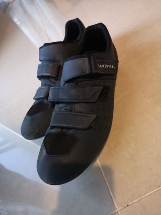 Botas zapatillas ciclismo carretera Van Rysel 45 de segunda mano por 7 EUR  en Sant Julia del Llor I Bonmati en WALLAPOP
