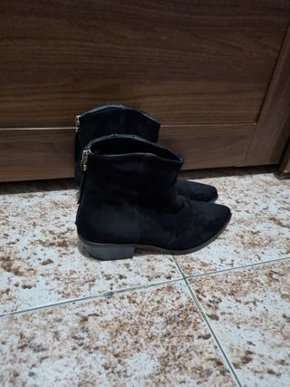 Botin campero plano negro(ante) de segunda mano por 18 EUR en Barcelona en  WALLAPOP