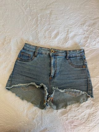 Pantalones vaqueros cortos de Bershka de segunda mano por 2,5 EUR en  Badajoz en WALLAPOP