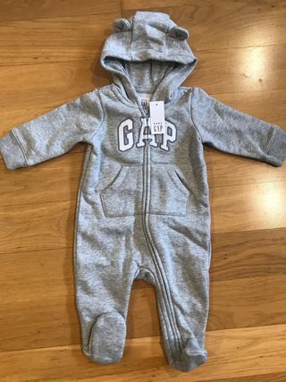 Buzo BEBE GAP de segunda mano por 15 EUR en Las Rozas de Madrid en WALLAPOP