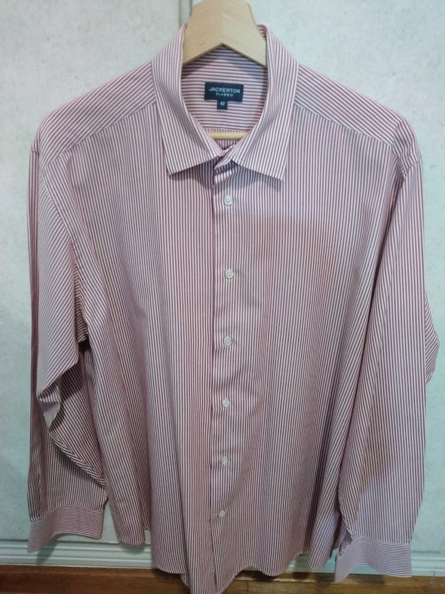 camisa de rayas rojas