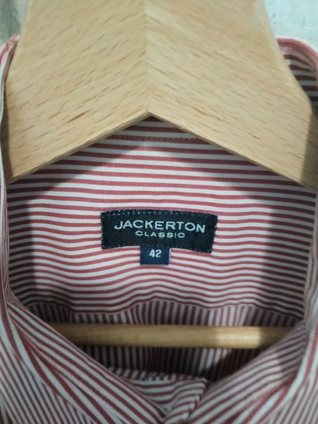 camisa de rayas rojas