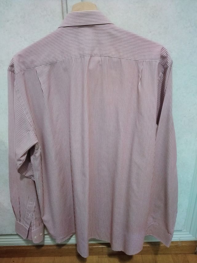 camisa de rayas rojas