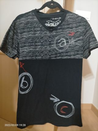 Camiseta desigual hombre de segunda mano por 5 EUR en Leganés en WALLAPOP