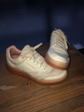 Reebok Club Legacy color tiza con suela naranja de segunda mano por 15 EUR  en San Cristóbal de La Laguna en WALLAPOP