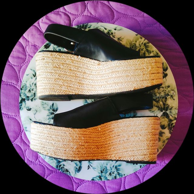 REBAJADO. Sandalias cuña rafia