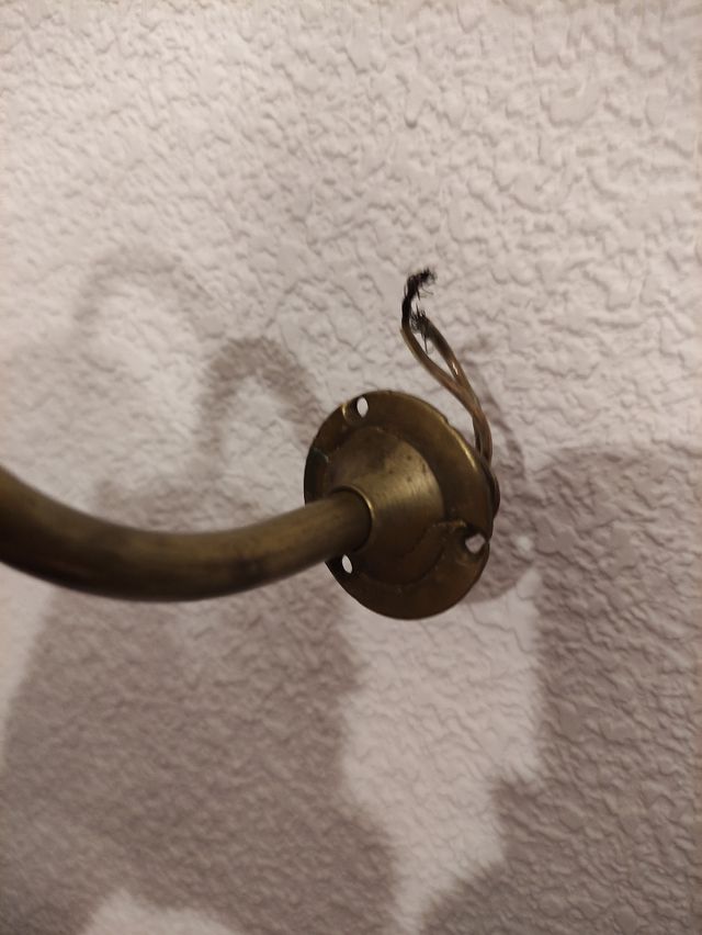 Aplique antiguo con tulipa traslúcida