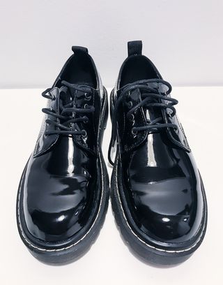 ZAPATOS BLUCHER NEGROS DE CHAROL PARA MUJER de segunda mano por 15 EUR en  Madrid en WALLAPOP