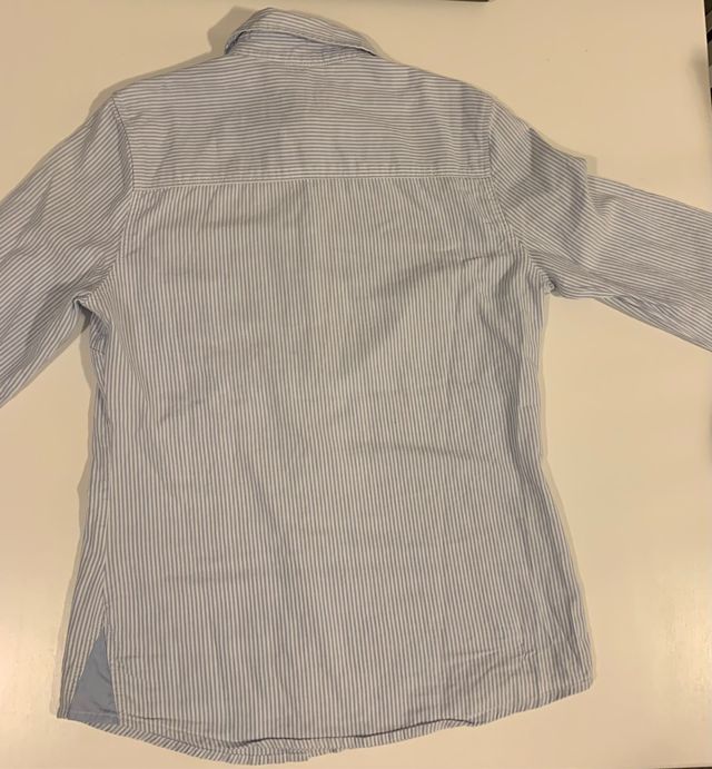 Camisa de rayas azules y blancas