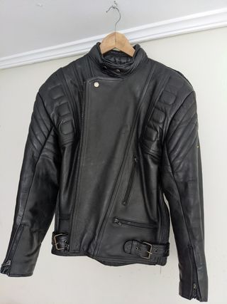 Cazadora cuero moto T. 50 de segunda mano por 40 EUR en Santander en  WALLAPOP