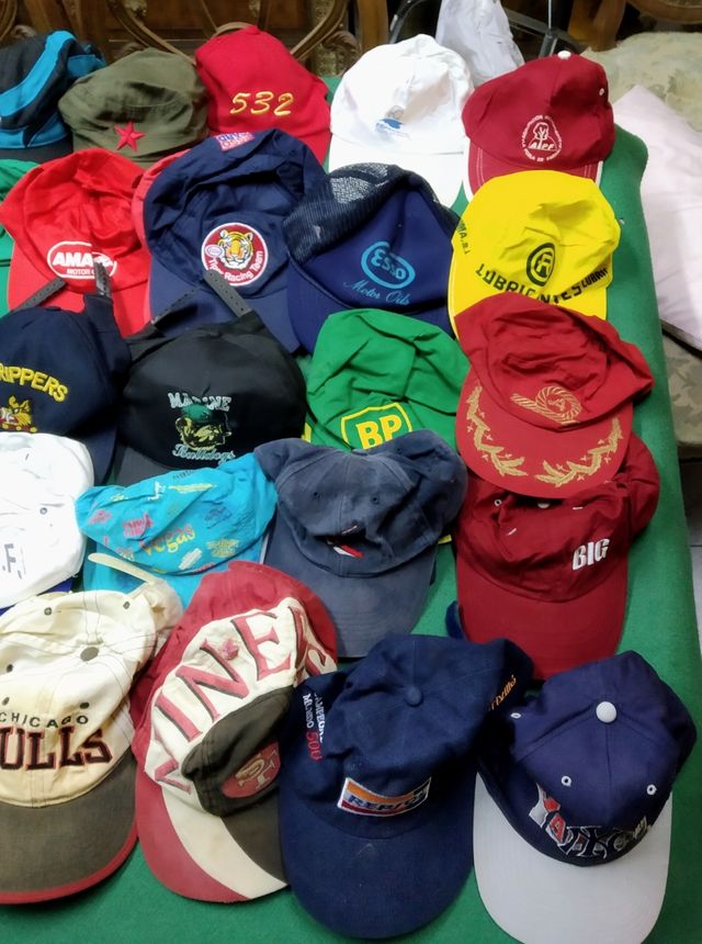 Gorras y bufandas.
