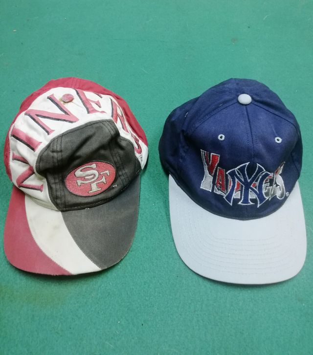 Gorras y bufandas.
