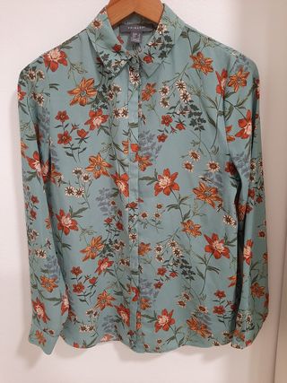 Camisa flores Primark t. S de segunda mano por 4 EUR en Sant Just Desvern  en WALLAPOP
