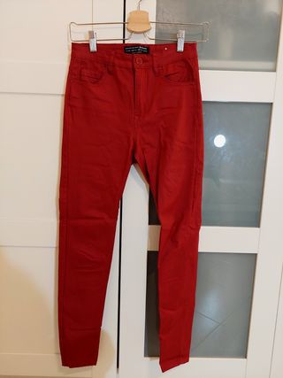 Pantalón Stradivarius efecto piel de segunda mano por 15 EUR en Fuengirola  en WALLAPOP