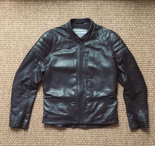 Chaqueta cuero negra hombre Chevignon Original de segunda mano por 130 EUR  en La Virreina en WALLAPOP