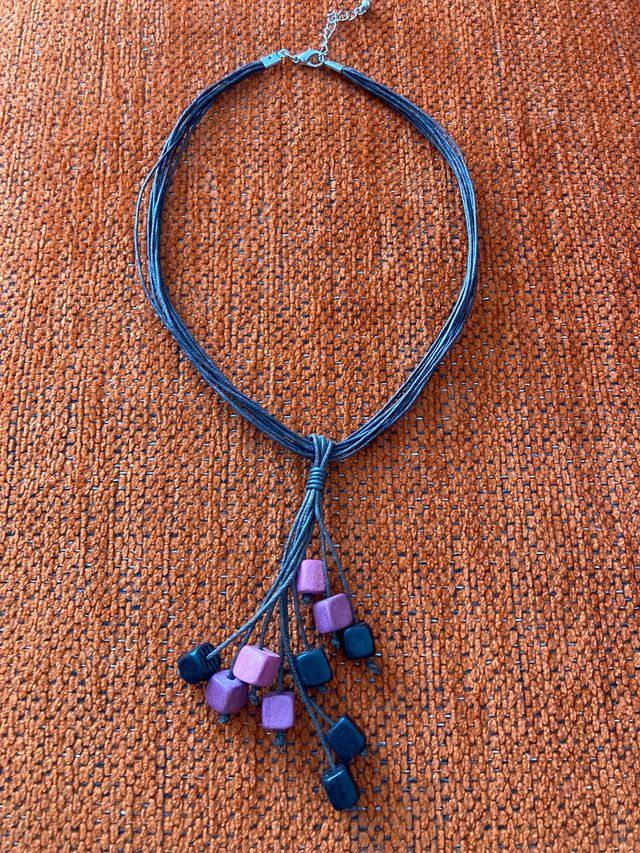 Precioso collar con adornos morados.
