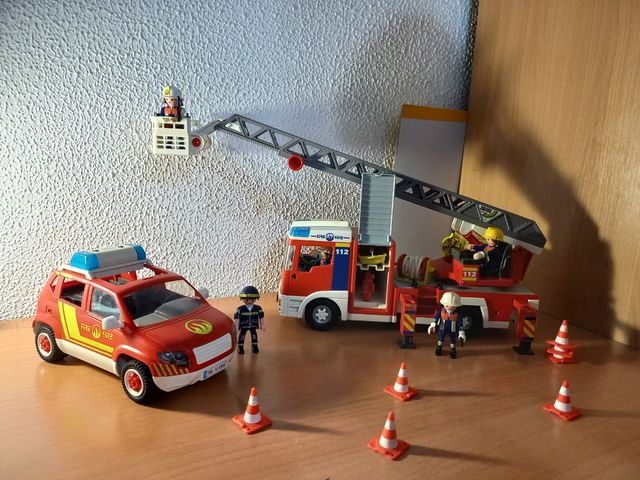 Camión y coche de bomberos