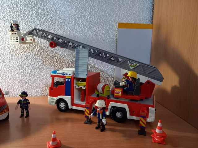 Camión y coche de bomberos