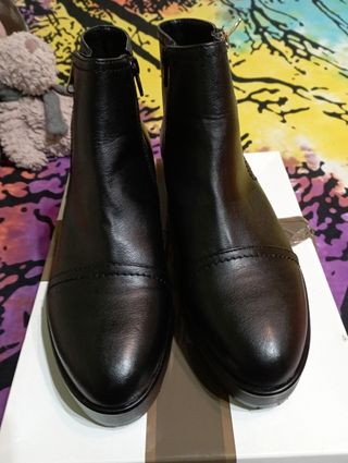 Botines moteros mujer T 39 de segunda mano por 10 EUR en Parla en WALLAPOP